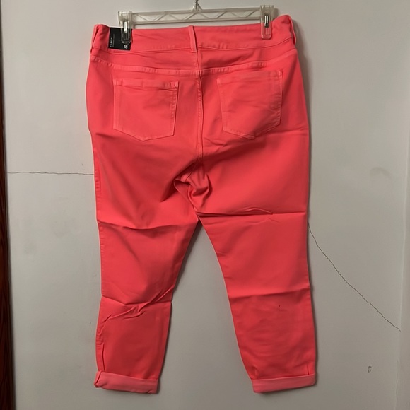 NWT Torrid Cropped Jegging - Electric Melon- size 18 - Picture 2 of 3